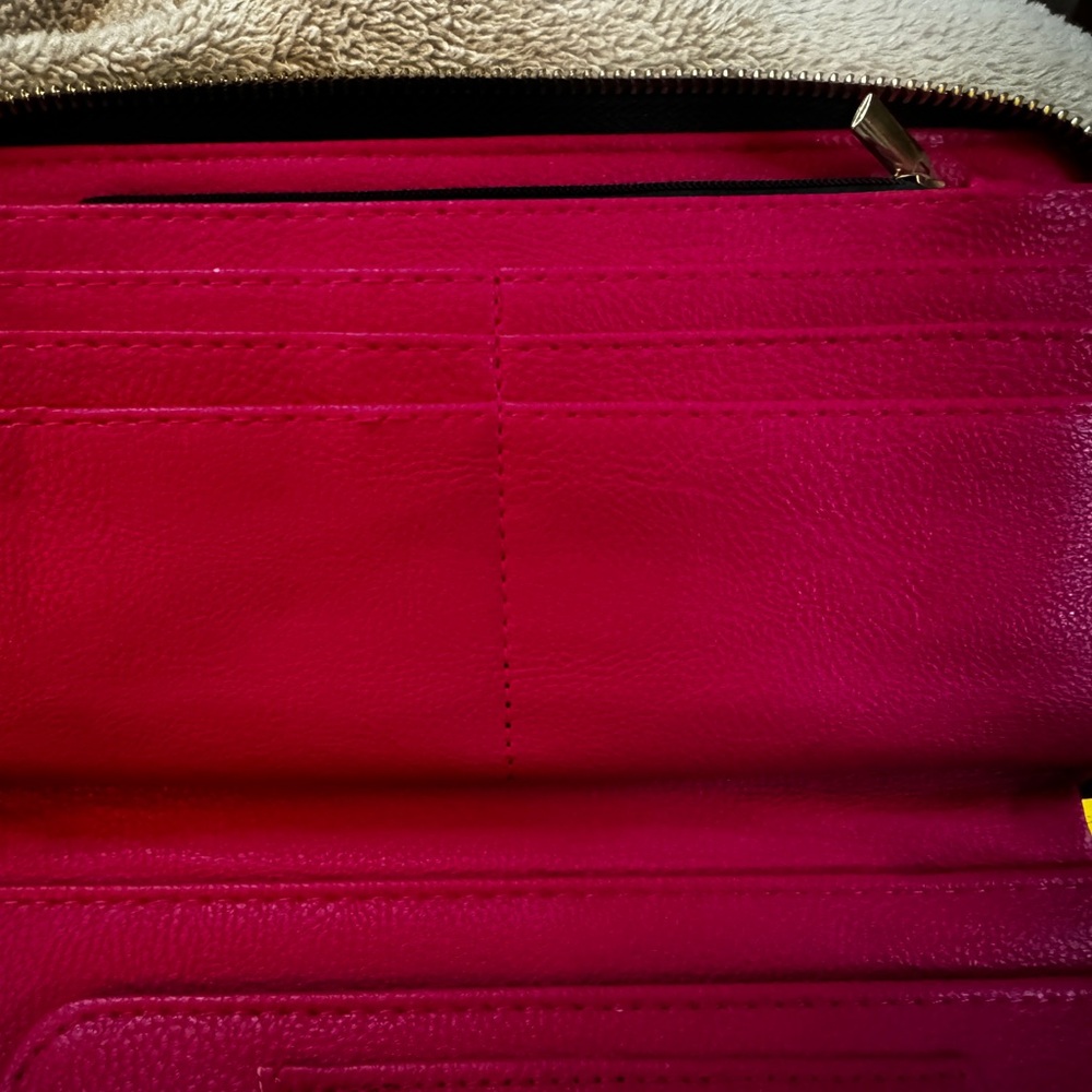 BETSY JOHNSON Wristlet Clutch Wallet w removable strap. Zipper Closure N… - Picture 8 of 10